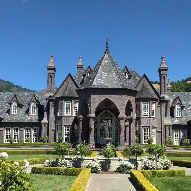 La sala de degustación de la Bodega Ledson parece un castillo europeo.