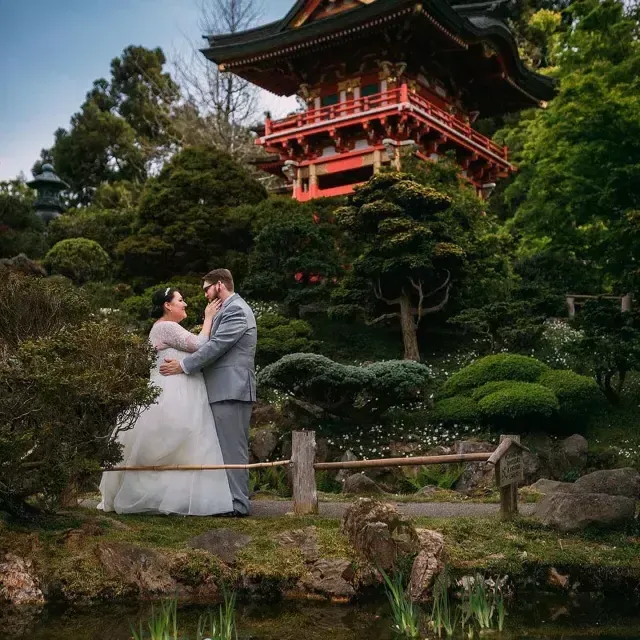 Pareja casada frente al jardín de té japonés