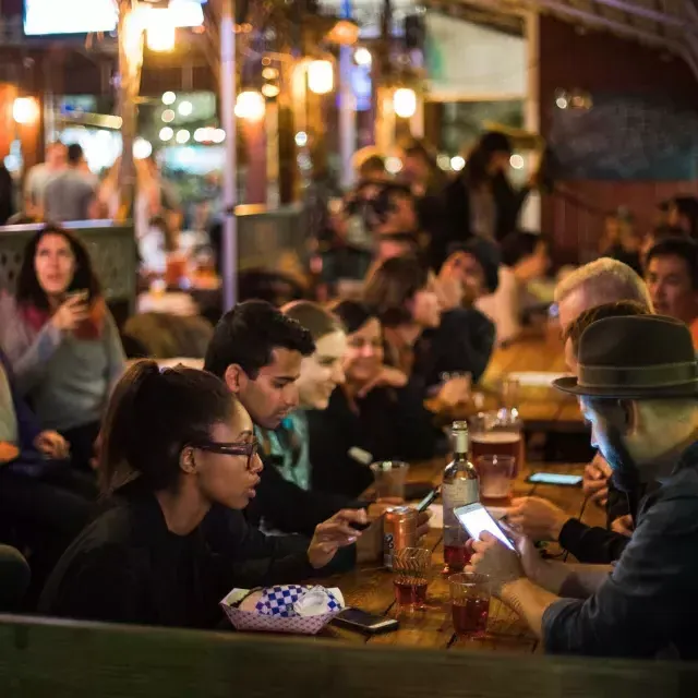 Des gens mangent dans une salle à manger bondée à SoMa . San Francisco, Californie.